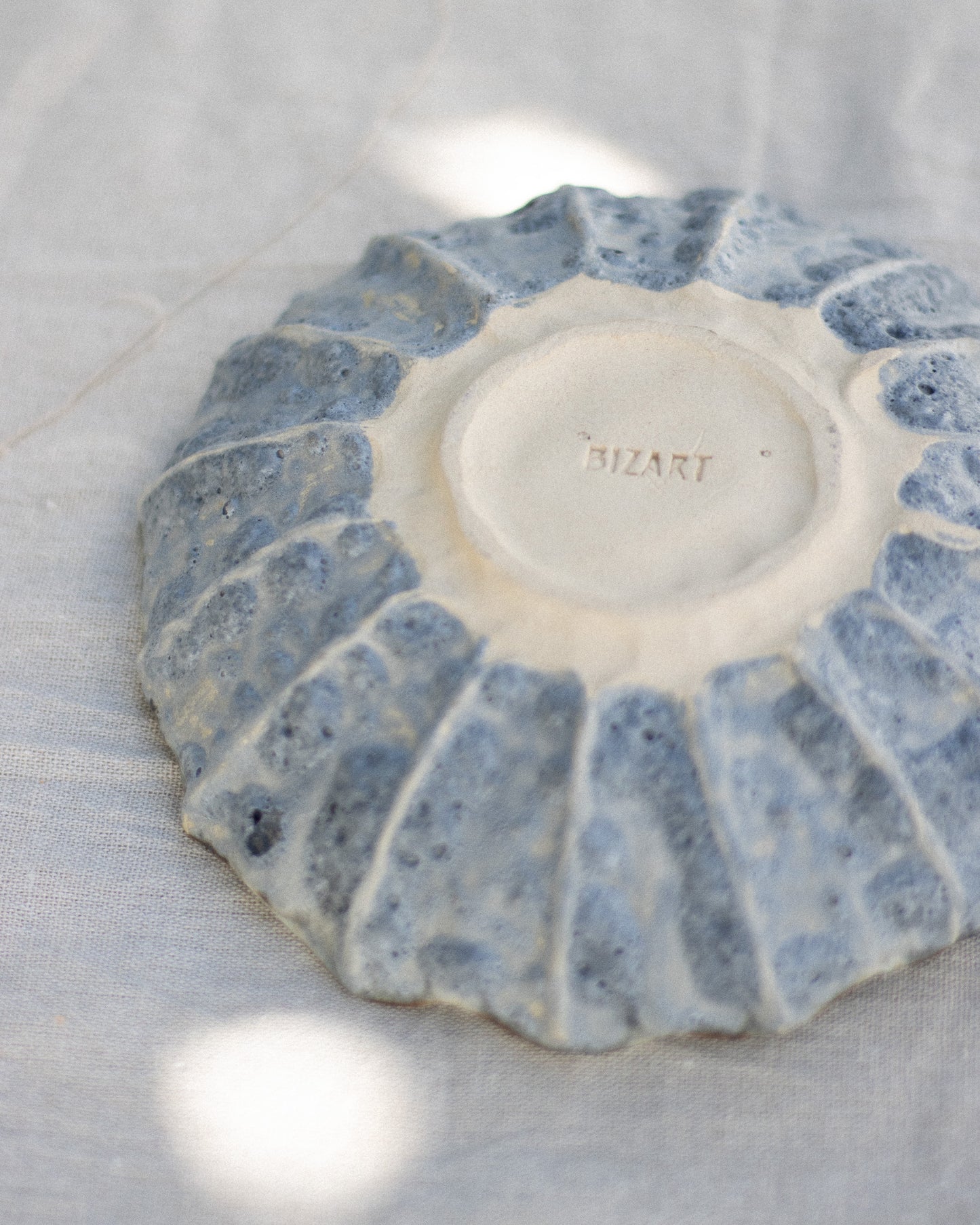 Prato Sobremesa Irregular Cerâmica Azul Textura Rochosa Feito à Mão Portugal