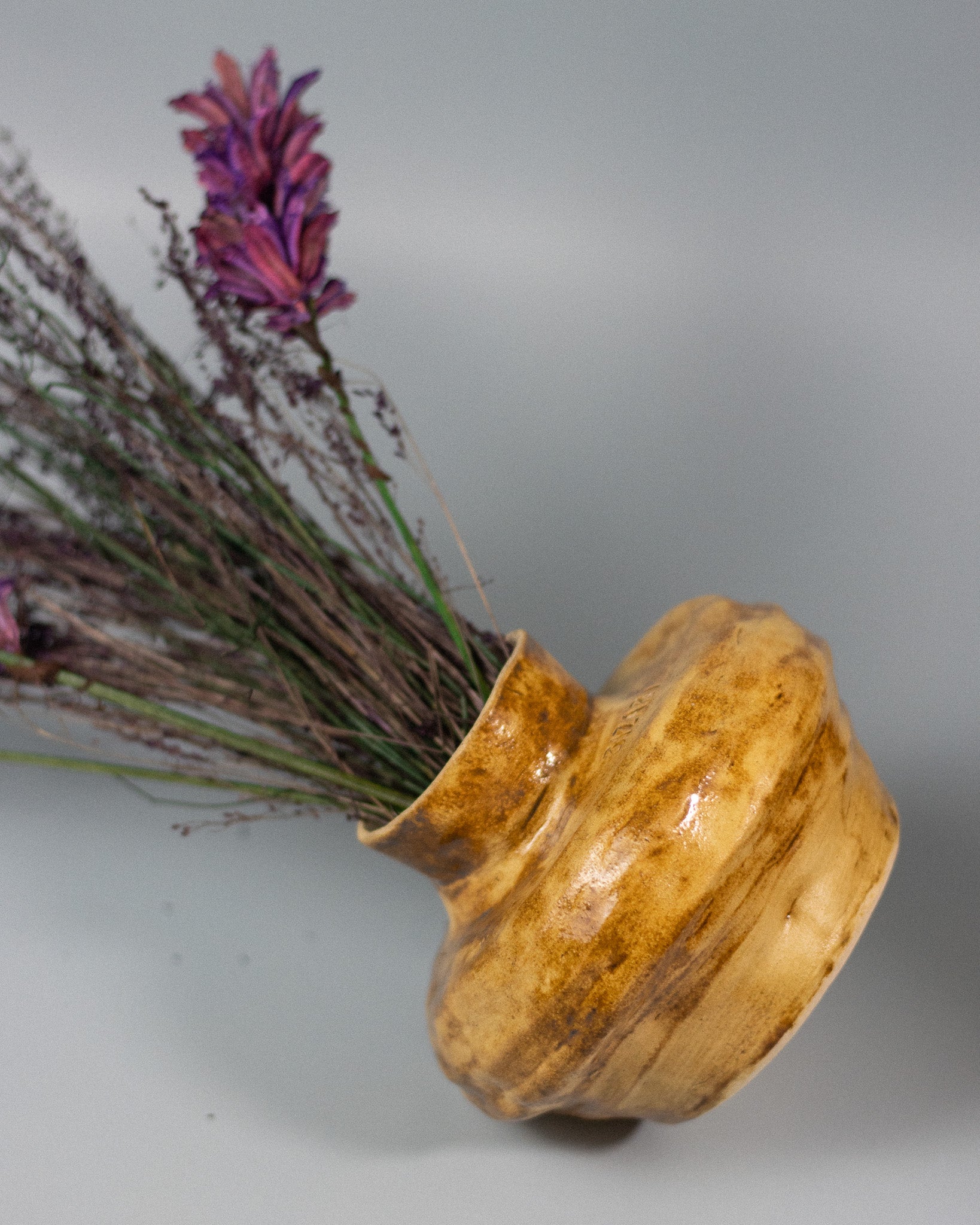 Jarra Flores Irregular Cerâmica Artesanal Cor Mel Feita à Mão Portugal Peça de Autor