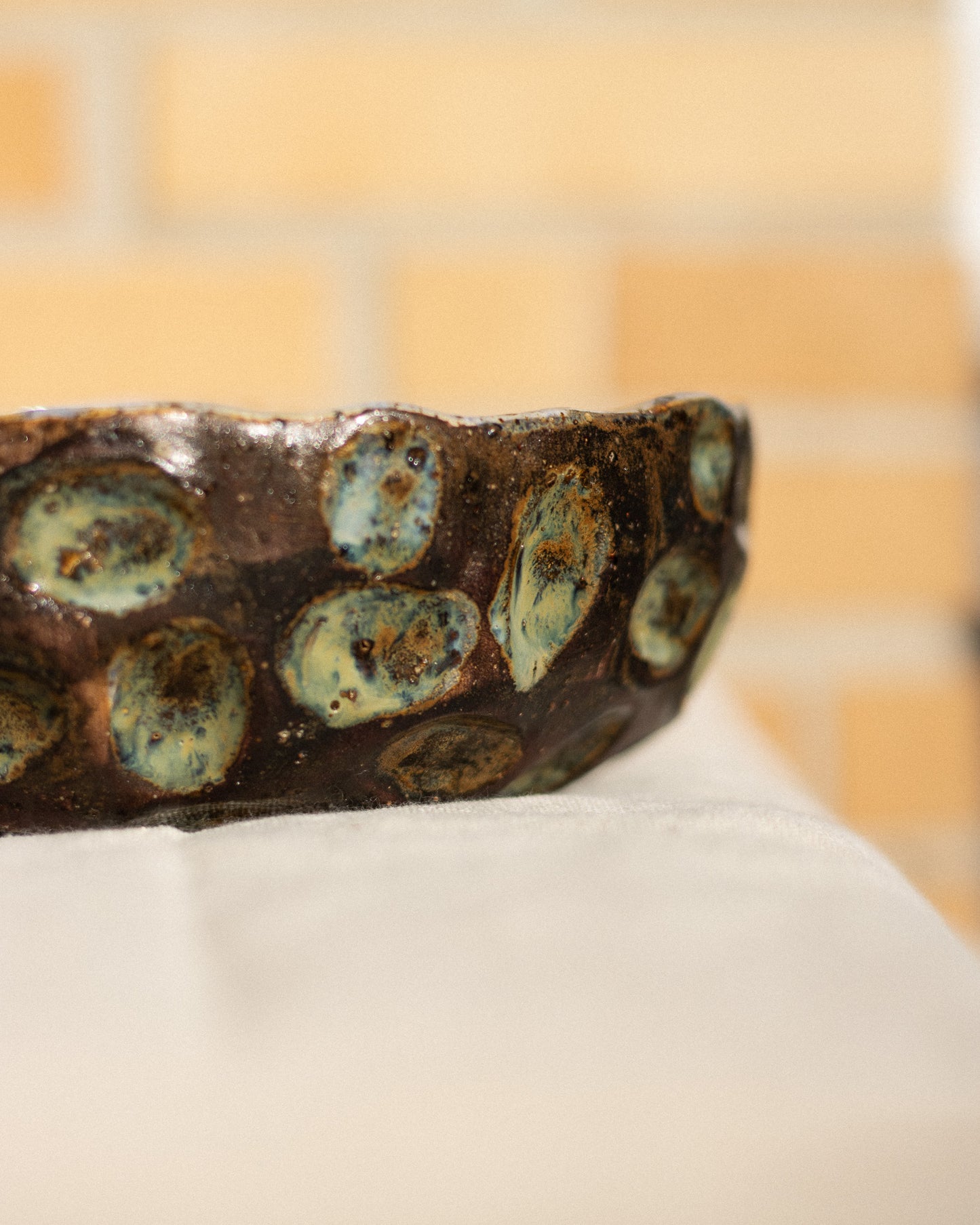 Taça Decorativa Irregular Cerâmica Artesanal Tons Terra Verde Feita à Mão Portugal